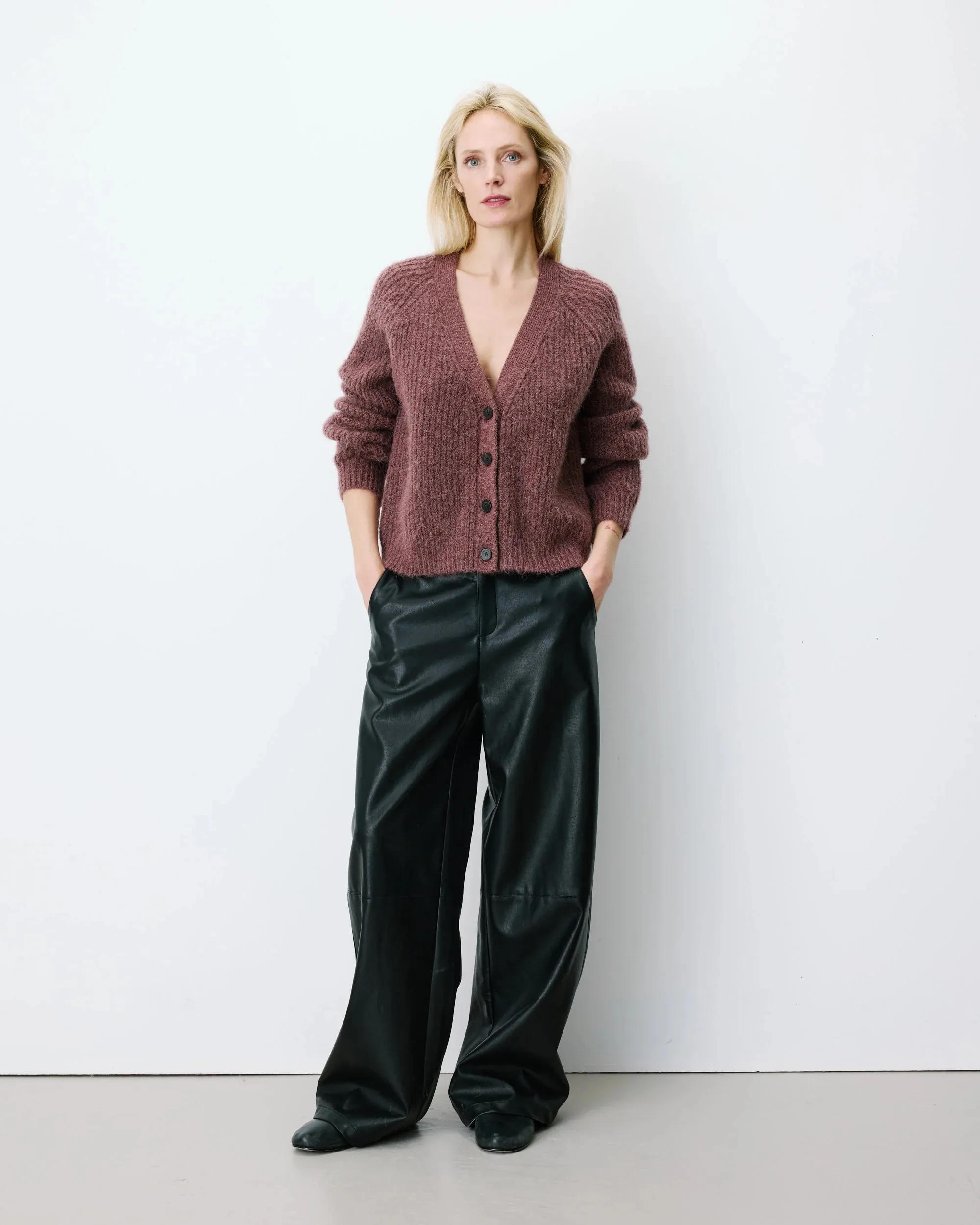 Vest met V-hals en knoopsluiting - Bruin - Afbeelding 2